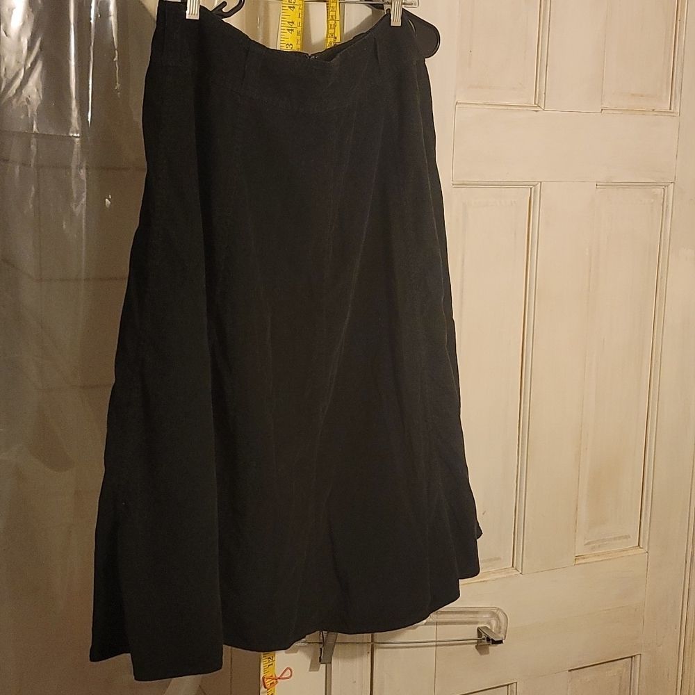 Style & Co. Sz 16, Black Corduroy mid maxi skirt ♥️  fine ribbing zip back